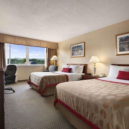 Ramada By Wyndham Cortland Hotel & Conference Center Exterior foto