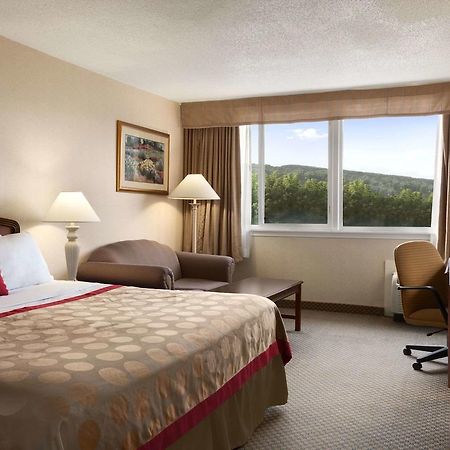 Ramada By Wyndham Cortland Hotel & Conference Center Exterior foto