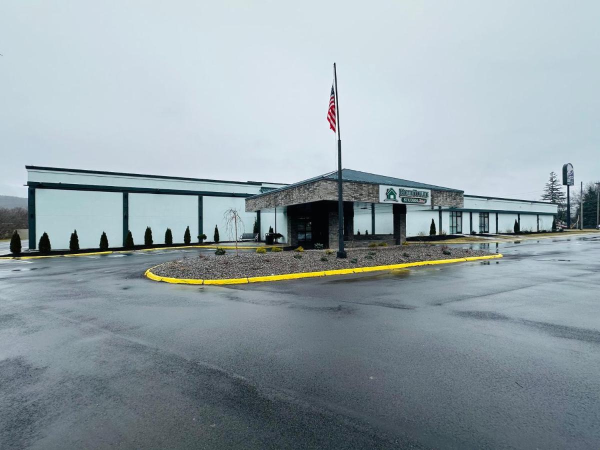 Ramada By Wyndham Cortland Hotel & Conference Center Exterior foto