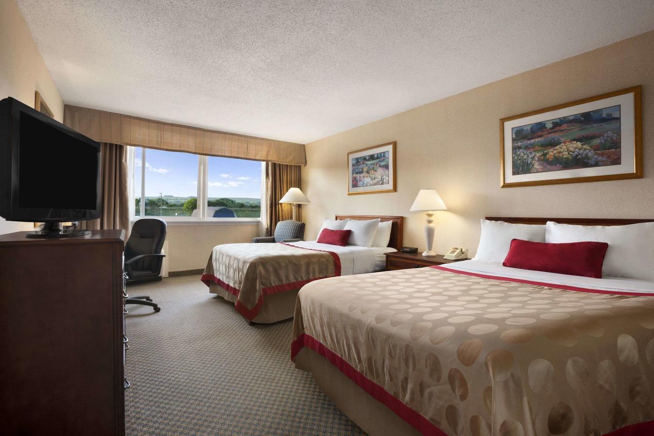 Ramada By Wyndham Cortland Hotel & Conference Center Exterior foto