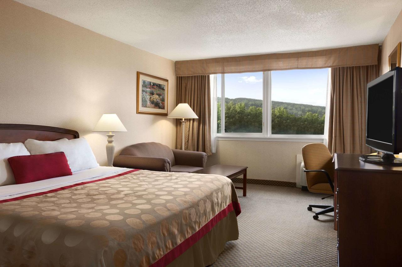 Ramada By Wyndham Cortland Hotel & Conference Center Exterior foto