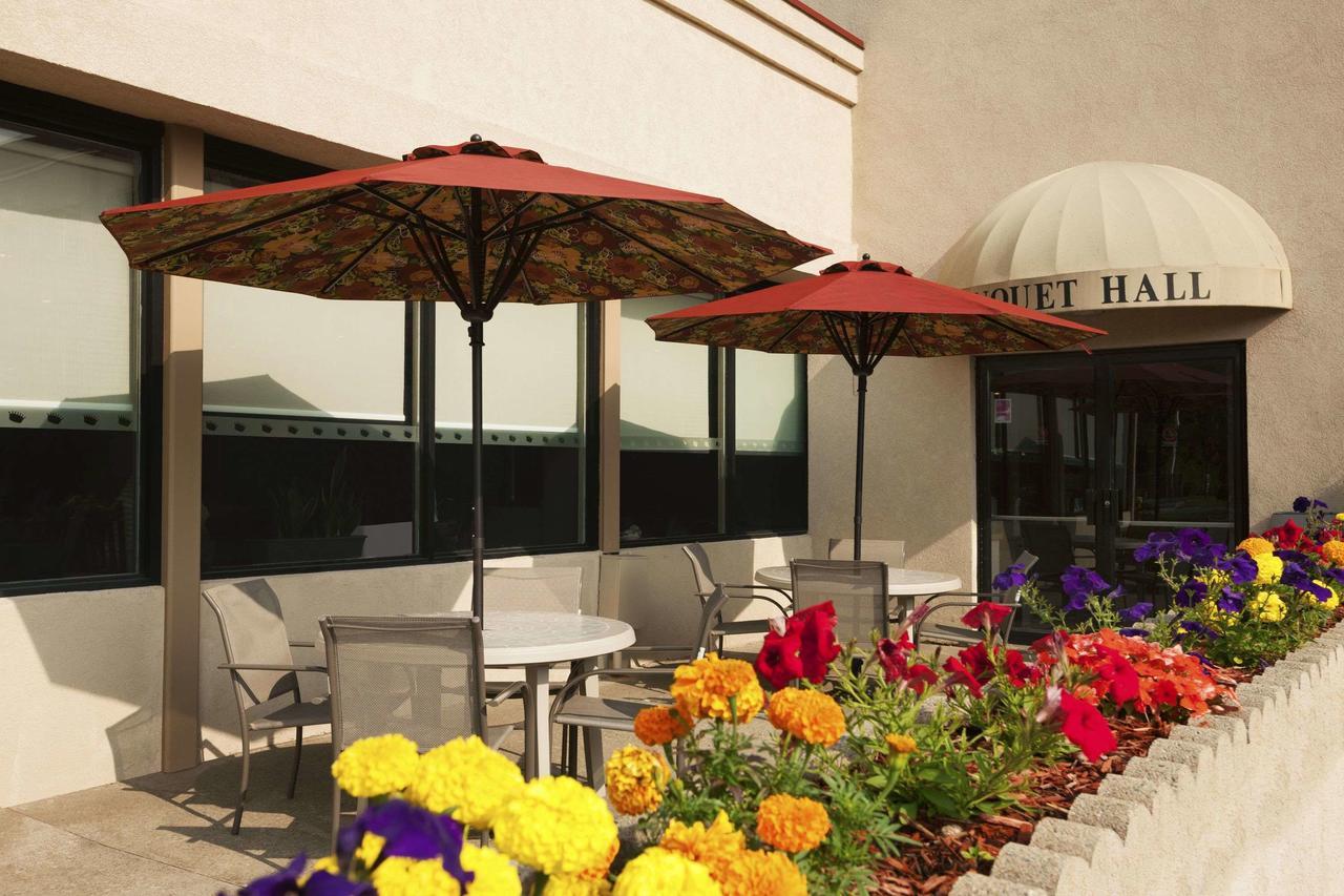 Ramada By Wyndham Cortland Hotel & Conference Center Exterior foto